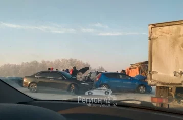 Фото: Десять машин столкнулись на кузбасской трассе 1