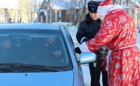 Полицейский Дед Мороз поздравил кузбассовцев с Новым годом