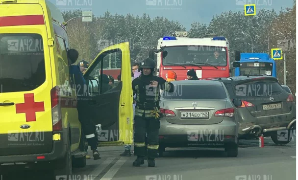 В Кемерове на выезде из кардиоцентра произошло жёсткое ДТП