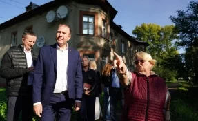 В Кемерове жители Предзаводского пожаловались мэру на ветхие дома и разбитые дороги