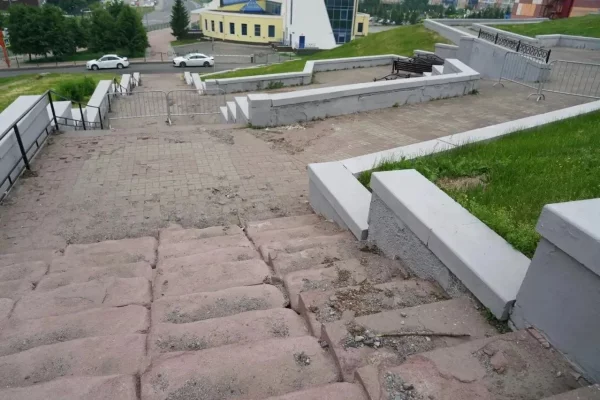 В Кемерове лестницу на Пионерском бульваре пришлось ремонтировать после ливня