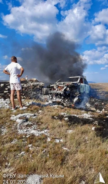 Фото: В заповедной зоне на плато Ай-Петри в Крыму сгорел автомобиль Porsche Cayenne 1