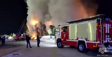 Фото: Крупный пожар в Тольятти: загорелся гостиничный комплекс «Жара Beach Resort» 1