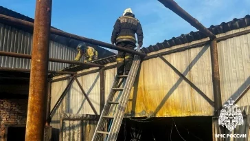 Фото: В Новокузнецке сгорел салон ритуальных услуг 1