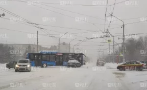 Очевидцы: автобус и автомобиль столкнулись на оживлённом перекрёстке в Кемерове
