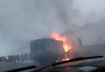 Фото: «Люди сгорели»: последствия ДТП с 4 погибшими на кузбасской трассе сняли на видео 1