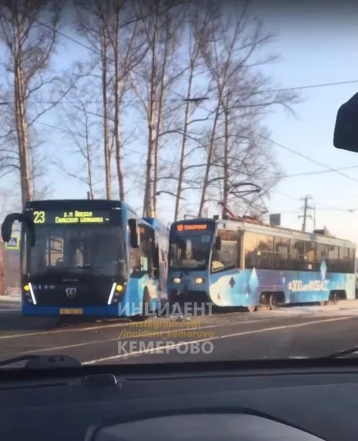 Фото: В Кемерове столкнулись маршрутка и трамвай 1