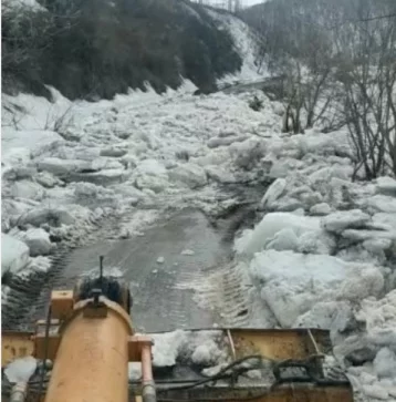 Фото: Льдины перекрыли дорогу в Кузбассе 1