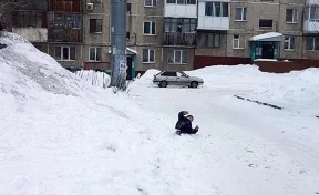В Кемерове дети съезжали с горки под колёса машин