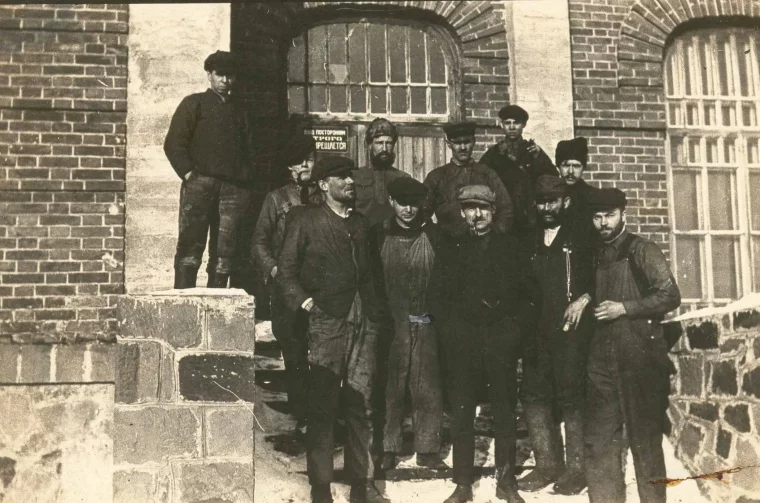 Рабочие на крыльце электроцеха