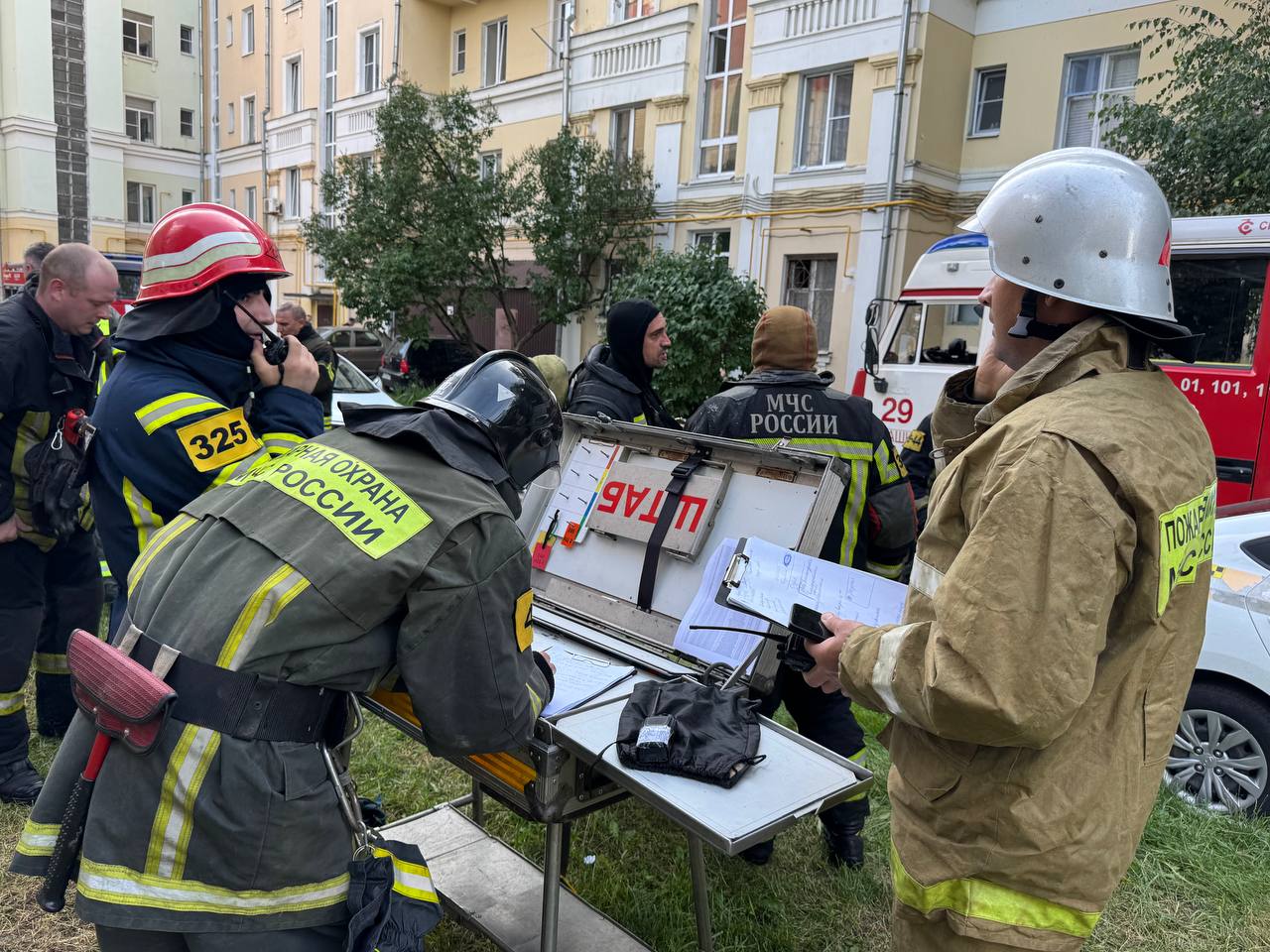 При тушении огня в пятиэтажном доме в Балашихе погиб пожарный