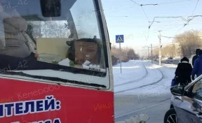 На кемеровском перекрёстке столкнулись трамвай и учебный автомобиль