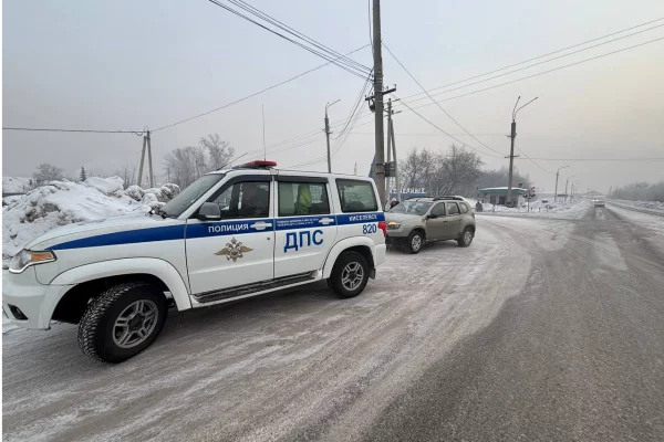 В Кузбассе инспекторы ДПС дотянули заглохший на дороге кроссовер до места ремонта