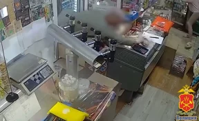 В Кемерове мужчина украл из магазина коробку с деньгами