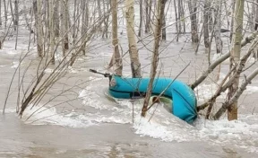 Мужчина перевернулся на лодке и упал в реку в Кузбассе