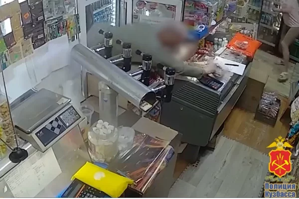 В Кемерове мужчина украл из магазина коробку с деньгами
