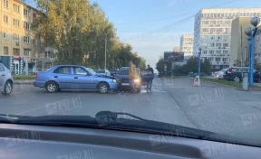 В Кемерове около ТРЦ столкнулись два автомобиля: очевидцы поделились кадрами с места аварии