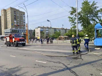 Фото: В Кемерове у автобуса №15 взорвался газовый баллон, Красноармейский мост перекрыт 1