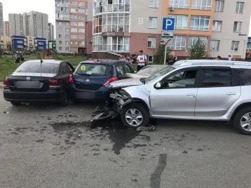 Фото: В Кемерове столкнулись пять автомобилей: есть пострадавшие 1
