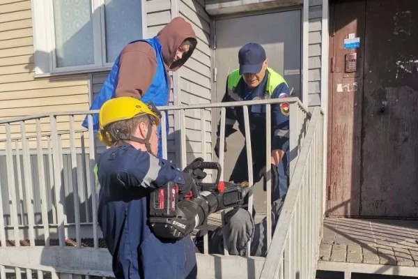 В Кемерове мужчина застрял в перилах у подъезда: потребовалась помощь спасателей