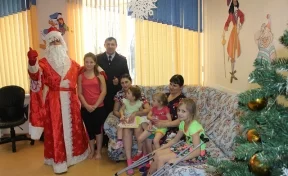 В Кемерове пациентов больницы навестил полицейский Дед Мороз