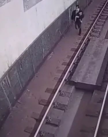 Житель Кузбасса пробежался по путям московского метро