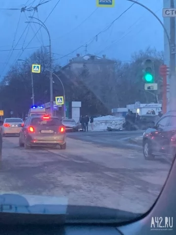Фото: Два легковых автомобиля столкнулись на пересечении проспекта Ленина и проспекта Пионерского 1
