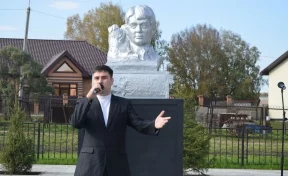 В Гурьевске открыли сквер Сергея Есенина