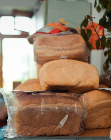 В Кузбассе Роспотребнадзор изъял более 120 кг бракованных круп и хлеба