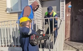 В Кемерове мужчина застрял в перилах у подъезда: потребовалась помощь спасателей