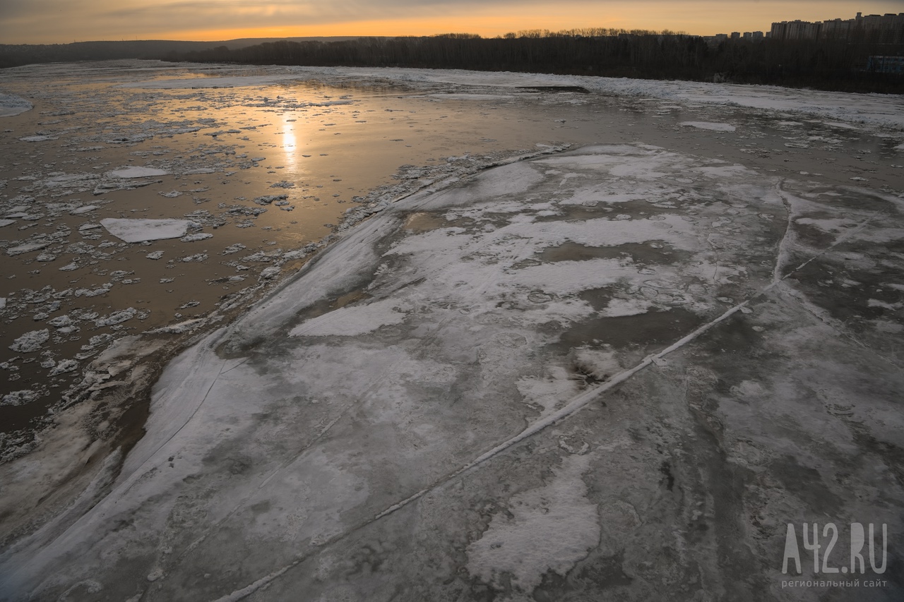 Река Кондома в Калтане после взрывных работ начала освобождаться от льда