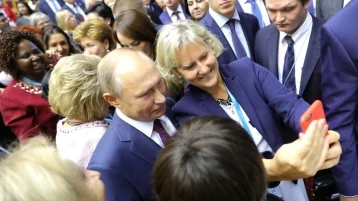Фото: В Санкт-Петербурге иностранные дамы «захватили» Путина ради селфи 1
