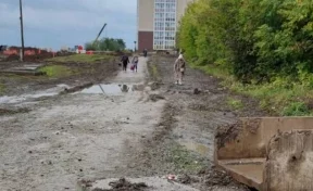 «Утопают в грязи»: кемеровчане пожаловались на дорогу к микрорайону
