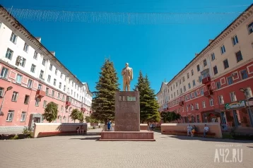 Фото: В Междуреченске водитель такси врезался в памятник Ленину 1