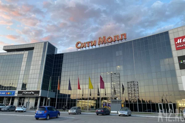 В Новокузнецке дети незаметно забрались на крышу ТРЦ «Сити Молл»