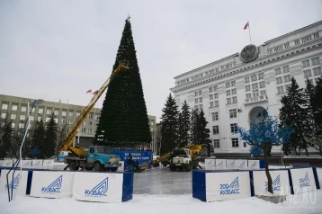 Фото: В Кемерове на площади Советов начали разбирать новогоднюю ёлку 1