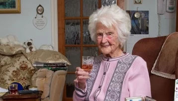 Фото: В Великобритании умерла 112-летняя женщина, обязанная своим долголетием стаканчику виски 1