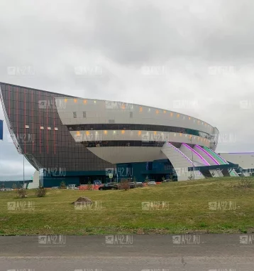 Фото: «Похоже на ёлку»: кемеровчан удивила подсветка спорткомплекса «Кузбасс-Арена» 1