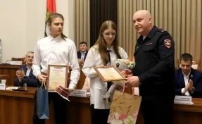 В Кемерове студентов, спасших восьмилетнюю девочку, наградила полиция