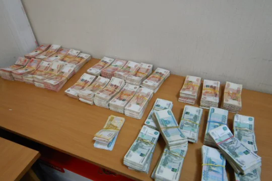 В сибирском аэропорту у пассажира в багаже нашли 25 млн рублей
