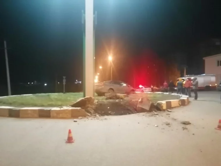 Фото: В кузбасском городе после ДТП смяло Toyota, погибли два человека 2