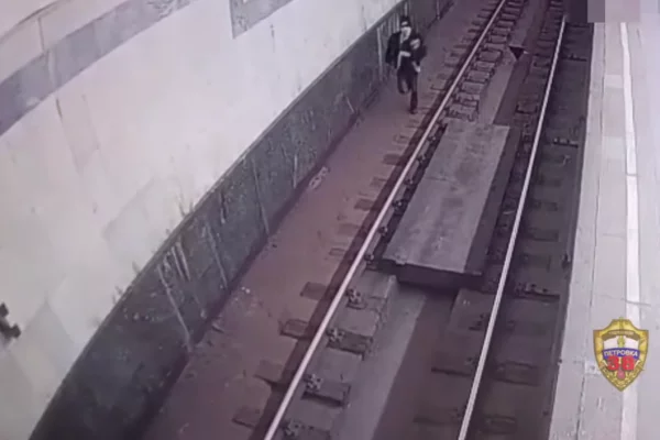 Житель Кузбасса пробежался по путям московского метро