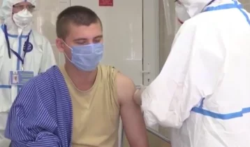 Фото: Опубликовано видео вакцинации людей от коронавируса в России 1