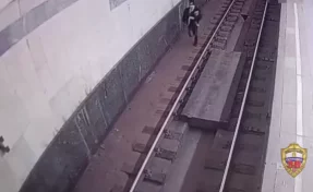 Житель Кузбасса пробежался по путям московского метро