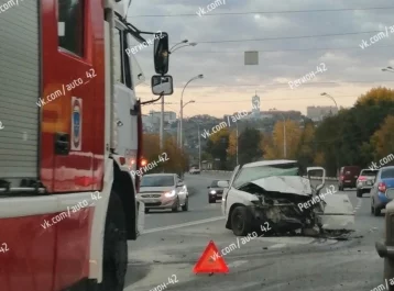 Фото: Травмированы оба водителя: стали известны подробности жёсткого ДТП на Кузбасском мосту в Кемерове 1