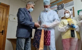 83-летний кемеровчанин подарил 12 литров мёда со своей пасеки медикам ковидария