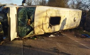 Автобус с пассажирами опрокинулся в Новгородской области