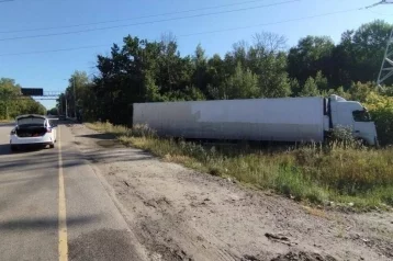 Фото: Водитель и два пассажира Mercedes-Benz погибли в ДТП с фурой под Воронежем 1