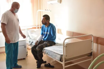 Фото: В Кузбассе хирурги спасли мужчине руку, на которую рухнули кирпичи 1