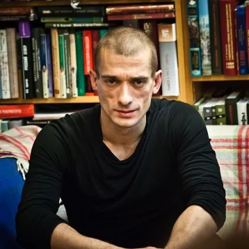 Фото: Скандальный художник Павленский получил убежище во Франции 1